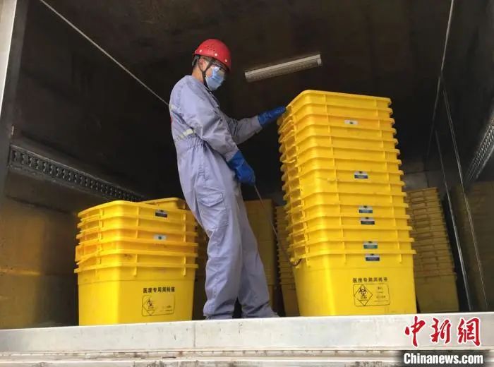 圖為危廢處置中心運輸部蘇懷國整理周轉空箱,為次日工作做準備。 張婧 攝